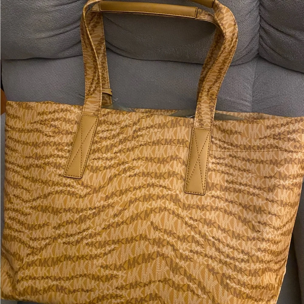 NEW AUTHENTIC Michael Kors extra large tote/overnight bag